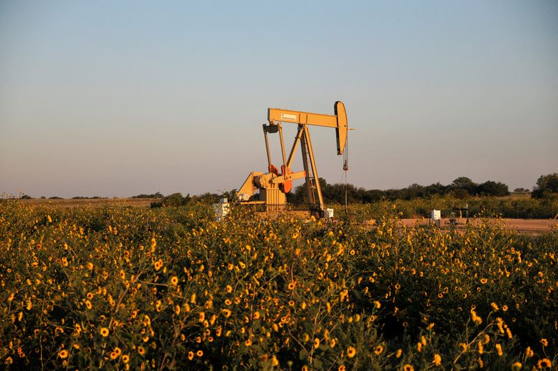&copy; Reuters. FILE PHOTO: A pump jack operates at a well site leased by Devon Energy Production Company near Guthrie, Oklahoma September 15, 2015.    REUTERS/Nick Oxford/File Photo