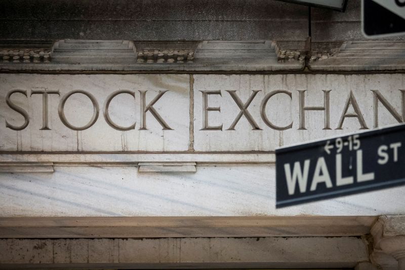 &copy; Reuters. The Wall Street entrance to the New York Stock Exchange (NYSE) is seen in New York City, U.S. /Photo d'archive/REUTERS/Brendan McDermid/