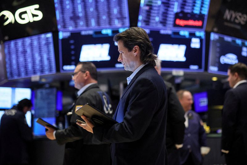 &copy; Reuters. 米国株式市場はインフレデータなど主要指標の発表を控え、ほぼ横ばいで取引を終えた。２月撮影（２０２４年　ロイター/Brendan McDermid）