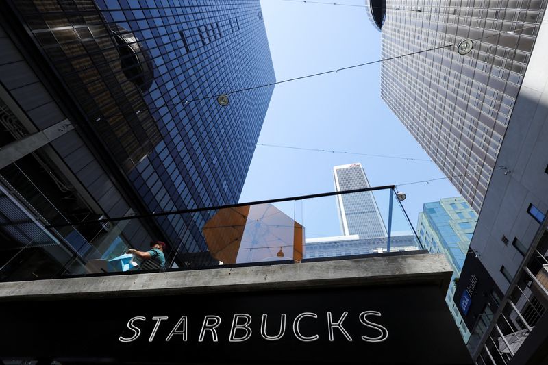 &copy; Reuters. A Starbucks coffee shop is seen in downtown Los Angeles, California, U.S., June 29, 2022. REUTERS/Lucy Nicholson