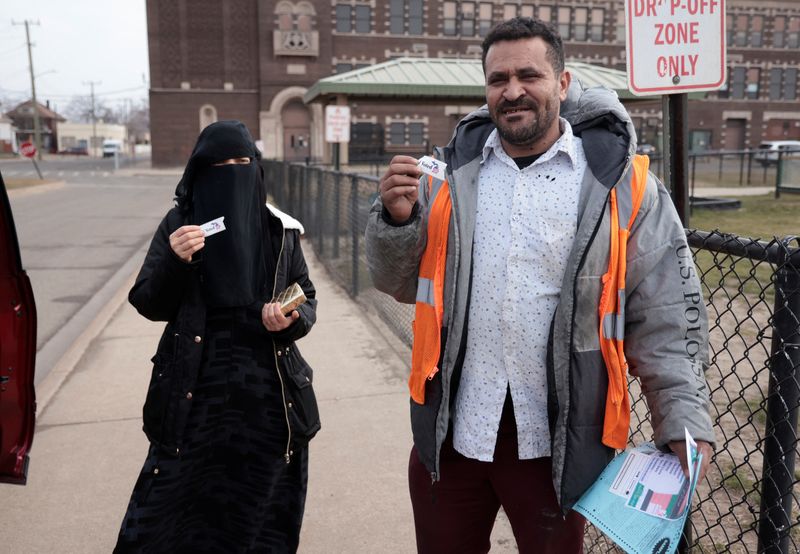 &copy; Reuters. Saeed Sharif e sua esposa Aisha mostram seus adesivos 'Eu votei' depois de preencherem as cédulas como "descomprometidos" em Michigan
27/02/2024
REUTERS/Rebecca Cook