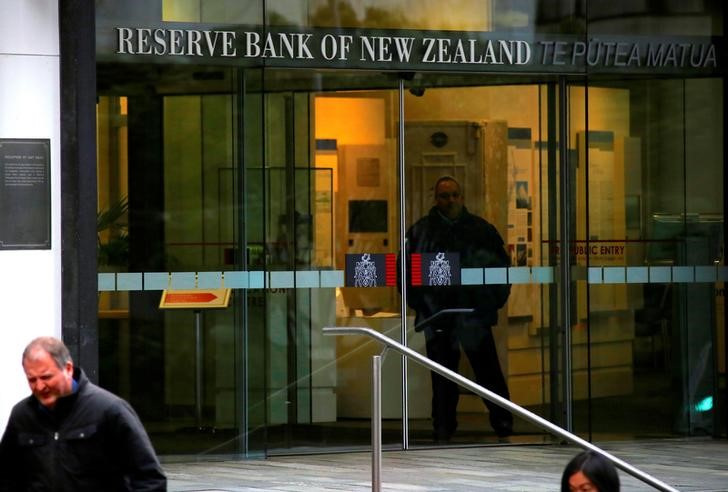 &copy; Reuters. ニュージーランド準備銀行（中央銀行）は２８日、政策金利のオフィシャルキャッシュレート（ＯＣＲ）を５．５％に据え置いた。写真は、同中銀の正面入口。２０１７年７月３日に撮影。