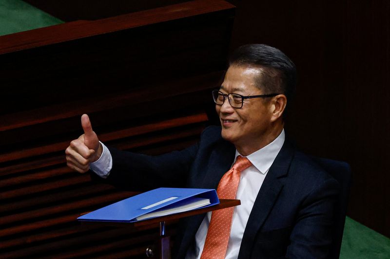 &copy; Reuters. Hong Kong's Finance Secretary Paul Chan gives a thumbs-up to legislators before delivering the annual budget address at the Legislative Council in Hong Kong, China Feburary 28, 2024. REUTERS/Tyrone Siu