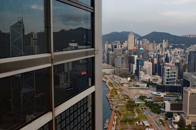 &copy; Reuters. 　２月２８日、香港政府の陳茂波財政長官は、低迷する不動産市場の活性化および景気支援に向けた措置を発表した。今年の成長率を２．５─３．５％と予想した。香港で２０２１年撮影（