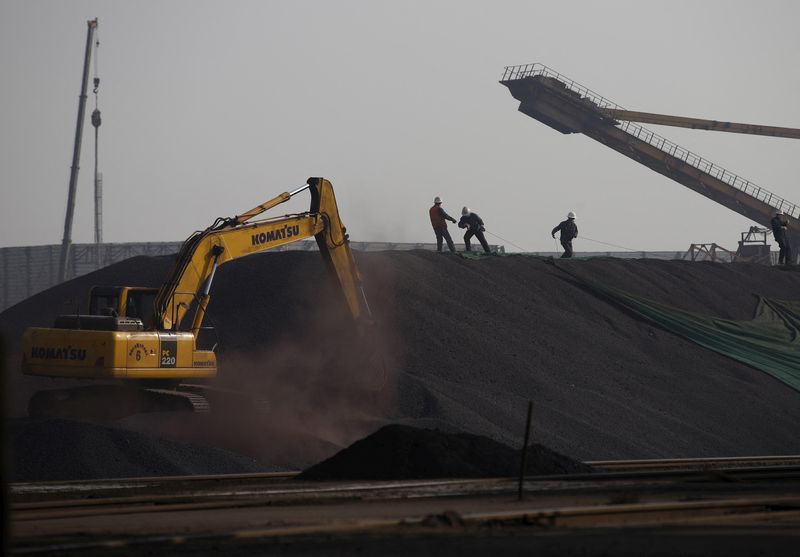 &copy; Reuters. FILE PHOTO: Labors work on a pile of iron ore at a steel factory in Tangshan in China's Hebei Province November 3, 2015. REUTERS/Kim Kyung-Hoon/File Photo