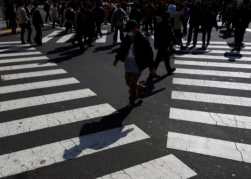 &copy; Reuters. 　２月２８日、 内閣府が発表した２０２３年１２月景気動向指数ＣＩ一致指数の改定値は前月から１．３ポイント上昇の１１５．９で、速報値から下方修正された。都内で１５日撮影（２