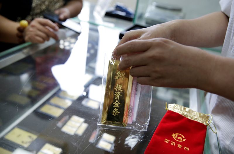 &copy; Reuters. 　２月２７日、香港統計局が発表した１月の香港経由の中国金輸入は差し引き７６．２４８トンで、前月比５１％増加し、２０１８年半ば以来最高となった。北京の宝石店で２０１９年撮影