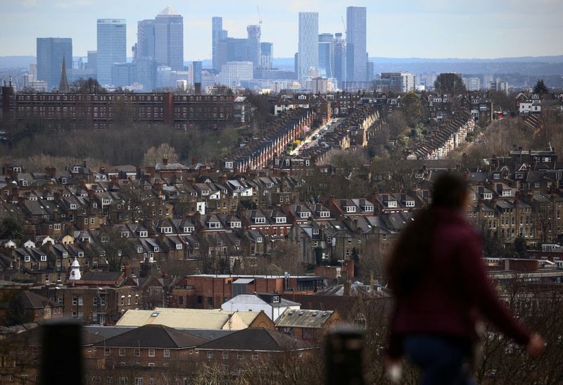 &copy; Reuters. FILE PHOTO: Rows of houses lie in front of the Canary Wharf skyline in London, Britain, March 19, 2023. REUTERS/Henry Nicholls/File Photo