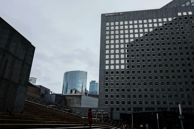 &copy; Reuters. LeLogo de Worldline au siège de l'entreprise à La Défense, à Paris. /Photo prise le 26 octobre 2023/REUTERS/Gonzalo Fuentes