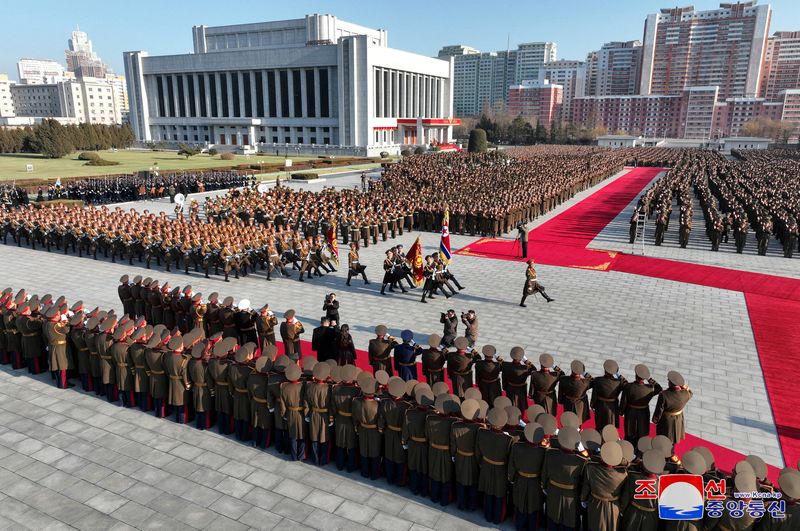 &copy; Reuters. FOTO DE ARCHIVO: El líder norcoreano Kim Jong Un visita el Ministerio de Defensa Nacional con motivo del 76 aniversario de la fundación del Ejército Popular de Corea en Piongyang, Corea del Norte, en esta imagen difundida el 9 de febrero de 2024 por la