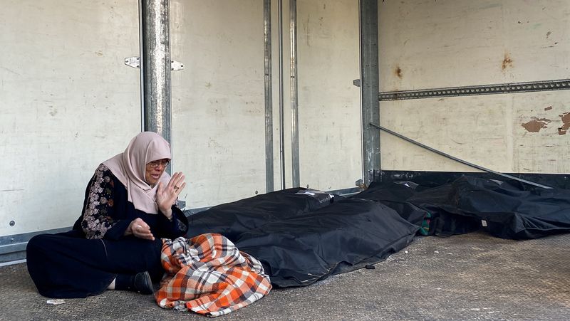 &copy; Reuters. سيدة تبكي بجوار جثامين فلسطينيين داخل مستشفى الأقصى في دير البلح بوسط قطاع غزة قتلوا جراء غارة إسرائيلية في يوم 24 فبراير شباط 2024 . تصوير : دعا