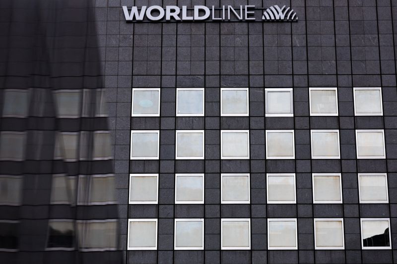 &copy; Reuters. Il logo della società di pagamenti Worldline nella sede dell'azienda nel quartiere finanziario e commerciale di La Defense, vicino a Parigi, Francia, 26 ottobre 2023. REUTERS/Gonzalo Fuentes/Foto d'archivio
