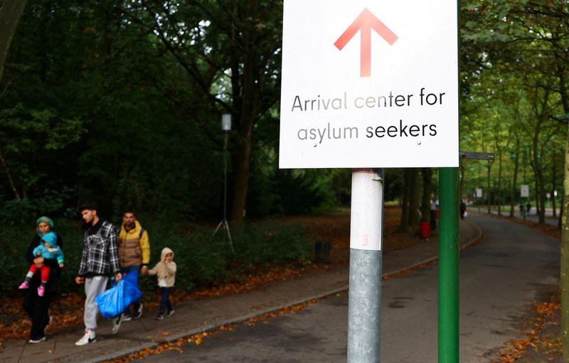 &copy; Reuters. FOTO DE ARCHIVO: Migrantes abandonan el centro de llegada para solicitantes de asilo en el distrito berlinés de Reinickendorf, Alemania, 6 de octubre de 2023. REUTERS/Fabrizio Bensch/Foto de archivo