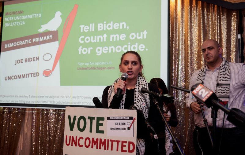 © Reuters. Activist Layla Elabed speaks during an uncommitted vote election night gathering as Democrats and Republicans hold their Michigan presidential primary election, in Dearborn, Michigan, U.S. February 27, 2024. REUTERS/Rebecca Cook