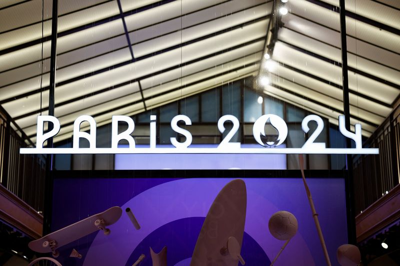 &copy; Reuters. FOTO DE ARCHIVO. El logotipo de lalos Juegos Olímpicos de París 2024 y los juegos Paralímpicos en una tienda oficial de las Olimpiadas de París 2024, en París, Francia, el 8 de febrero de 2024. REUTERS/Benoit Tessier/ File photo