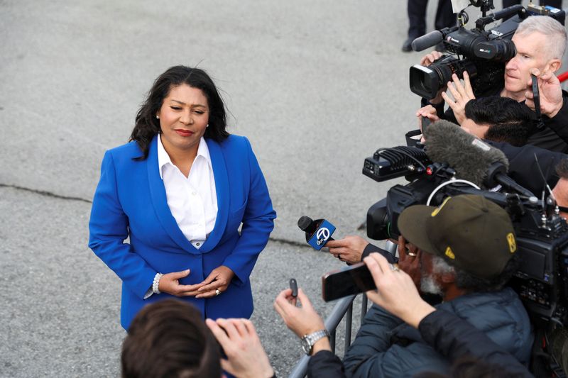 © Reuters. San Francisco Mayor London Breed speaks to the press prior to the arrival of U.S. President Joe Biden at San Francisco International Airport for the APEC (Asia-Pacific Economic Cooperation) Summit in San Francisco, California, U.S., November 14, 2023. REUTERS/Brittany Hosea-Small/File Photo
