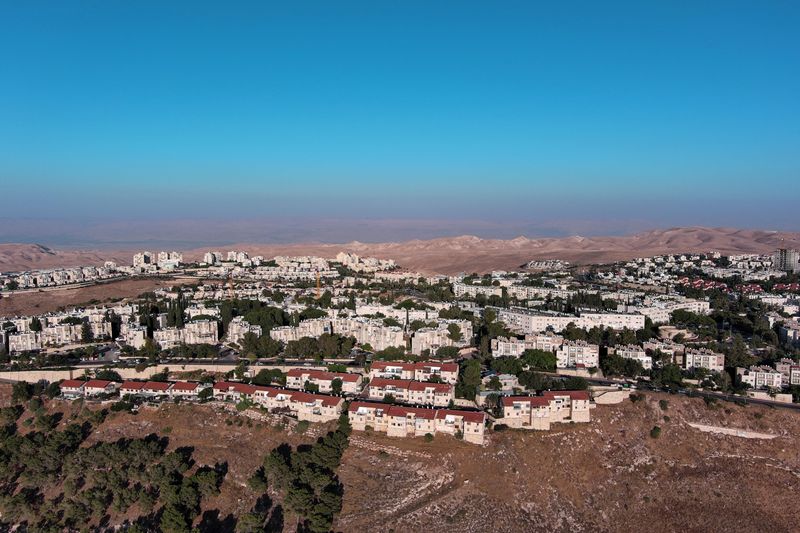 © Reuters. منظر من الجو لمستوطنة معاليه أدوميم بالضفة الغربية المحتلة في يوم 25 يونيو حزيران 2023 . 
تصوير: إيلان روزنبرج - رويترز 