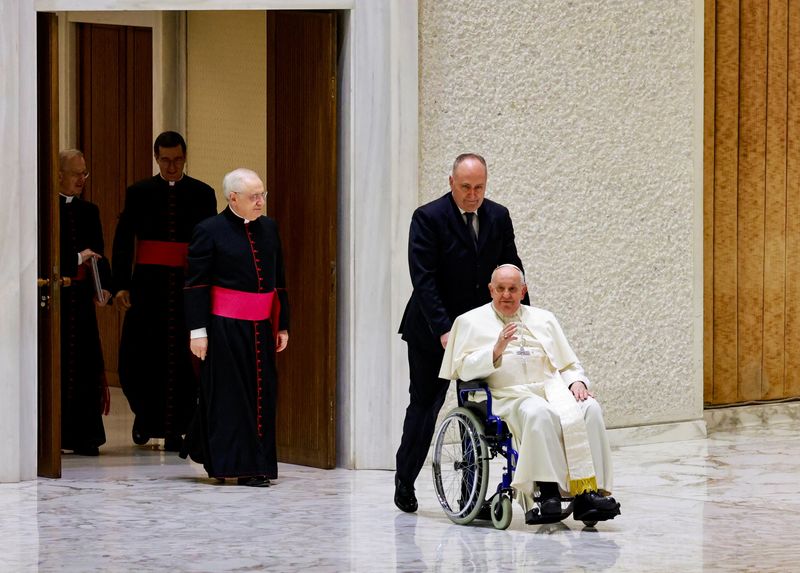 &copy; Reuters. Papa Francesco arriva per l'udienza generale settimanale, nell'Aula Paolo VI in Vaticano, 28 febbraio 2024. REUTERS/Yara Nardi
