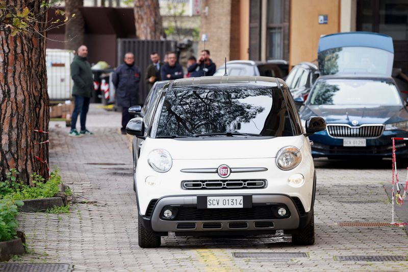 &copy; Reuters. Un coche circula por el exterior del Hospital Gemelli donde el papa Francisco acudió de visita tras la audiencia general, en Roma, Italia. 28 de febrero de 2024. REUTERS/Yara Nardi