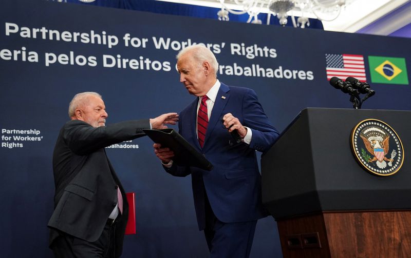 &copy; Reuters. FOTO DE ARCHIVO-El presidente brasileño Luiz Inacio Lula da Silva da una palmada al presidente estadounidense Joe Biden mientras sube al podio durante un acto con líderes sindicales de Estados Unidos y Brasil, en Nueva York, Estados Unidos. 20 de septie