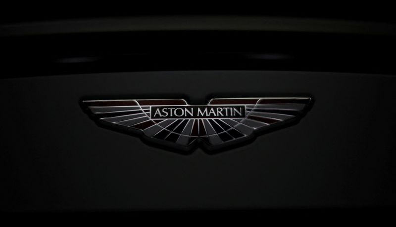 &copy; Reuters. Le logo Aston Martin sur une voiture V12 Vantage à l'usine de la société à Gaydon, en Grande-Bretagne. /Photo prise le 16 mars 2022/REUTERS/Phil Noble