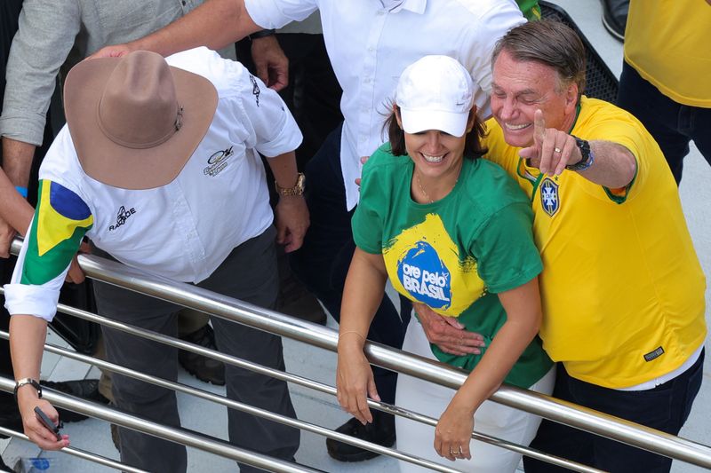 &copy; Reuters. Ex-presidente Jair Bolsonaro e a esposa, Michelle Bolsonaro, durante ato com apoiadores na Avenida Paulista
25/02/2024
REUTERS/Carla Carniel