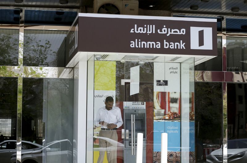 &copy; Reuters. ماكينة صرف آلي تابعة لمصرف الإنماء السعودي بالرياض في صورة من أرشيف رويترز