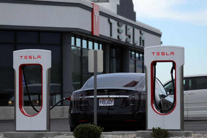 &copy; Reuters. FILE PHOTO: A Tesla charging station is seen in Salt Lake City, Utah, U.S. September 28, 2017. REUTERS/Lucy Nicholson/File Photo