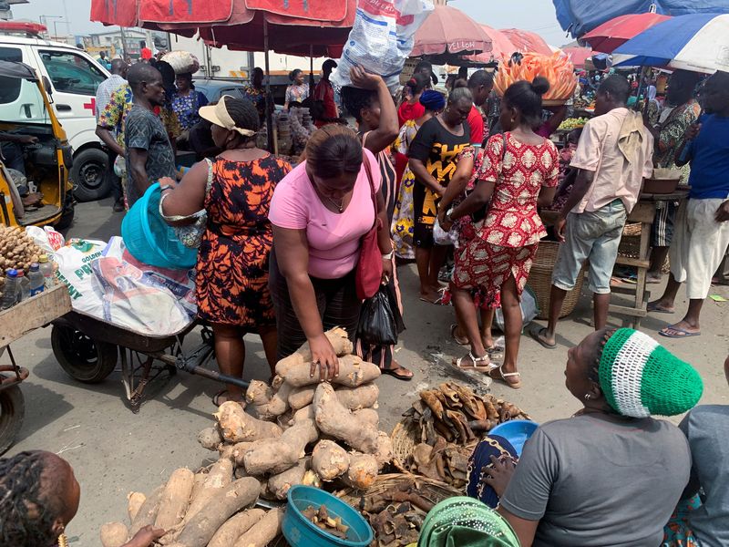 &copy; Reuters. FILE PHOTO: People shop at a fresh food market in Oyingbo, Lagos, Nigeria December 17, 2021. Picture taken December 17, 2021. REUTERS/Nneka Chile/File Photo