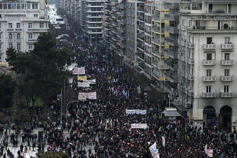 &copy; Reuters. أشخاص يشاركون في مظاهرة بمناسبة الذكرى الأولى لأسوأ حادث قطارات في اليونان يوم الأربعاء. تصوير: ألكساندروس ليتسارداكيس - رويترز.
