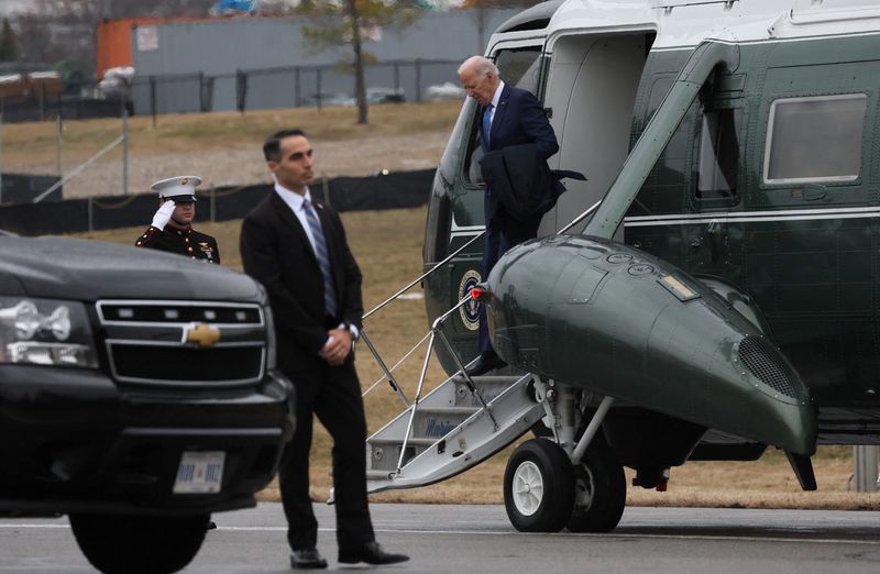 © Reuters. U.S. President Joe Biden arrives at Walter Reed National Military Medical Center in Bethesda, M.D., U.S., February 28, 2024. REUTERS/Leah Millis