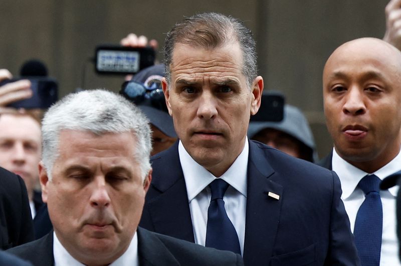 © Reuters. Hunter Biden, son of U.S. President Joe Biden, arrives for a closed deposition with members of the Republican-led House Oversight Committee conducting an impeachment inquiry into the president, at the O'Neill House Office Building in Washington, U.S., February 28, 2024. REUTERS/Evelyn Hockstein