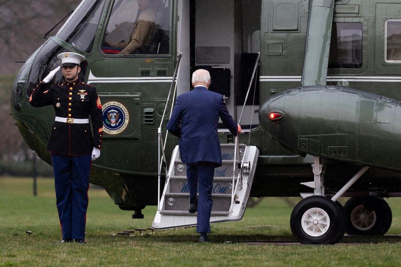 &copy; Reuters. Biden embarca em helicóptero militar para ser submetido a exames médicos de rotina
28/02/2024
REUTERS/Tom Brenner