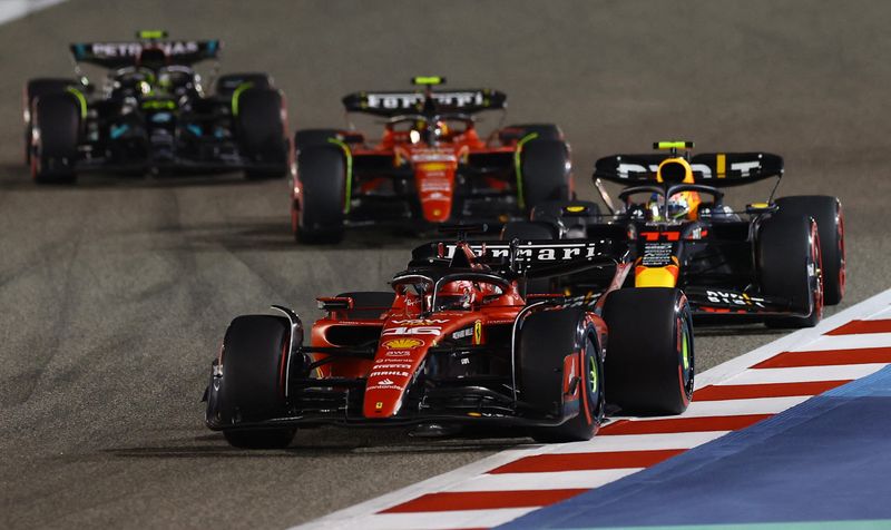 &copy; Reuters. FOTO DE ARCHIVO. Charles Leclerc de Ferrari y Sergio Pérez de Red Bull en acción durante el Gran Premio de Bahréin de Fórmula Uno, en el Circuito de Sakhir, Bahréin - Marzo 5, 2023 REUTERS/Rula Rouhana
