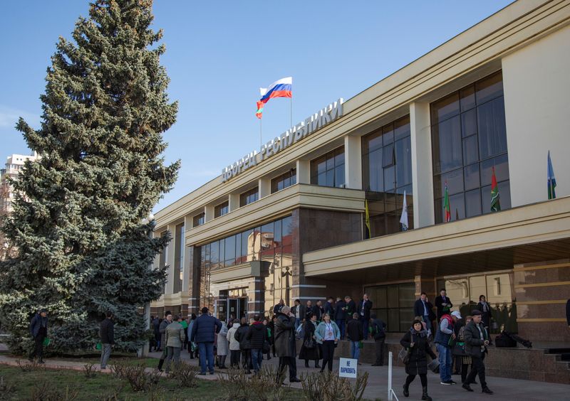 © Reuters. Delegates gather to take part in the congress of deputies, in front of the Palace of the Republic in Tiraspol, Moldovan breakaway region of Transdniestria, February 28, 2024. REUTERS/Vladislav Bachev