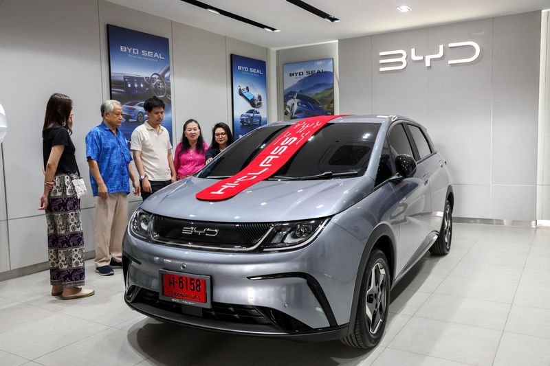 &copy; Reuters. FILE PHOTO: Apisak Phichitkarnka, 30, and his family members inspect a BYD Dolphin EV car at a show room in Bangkok, Thailand, January 17, 2024. REUTERS/Athit Perawongmetha/File Photo