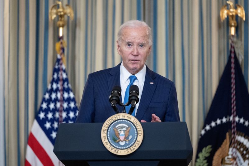 © Reuters. U.S. President Joe Biden speaks during a roundtable discussion on public safety from the State Dining Room at the White House in Washington, U.S., February 28, 2024. REUTERS/Tom Brenner