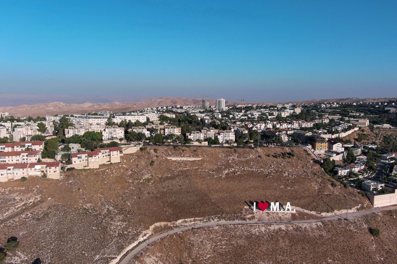 &copy; Reuters. منظر جوي يظهر مستوطنة معاليه أدوميم اليهودية في الضفة الغربية المحتلة يوم 25 يونيو حزيرامن 2023. تصوير:  إيلان روزنبرج - رويترز.