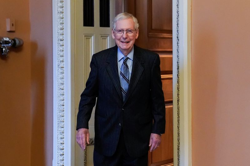 © Reuters. U.S. Senate Minority Leader Mitch McConnell (R-KY) returns to his office after announcing earlier in the day that he will step down this year from his leadership role, at the U.S. Capitol in Washington, U.S., February 28, 2024. REUTERS/Elizabeth Frantz