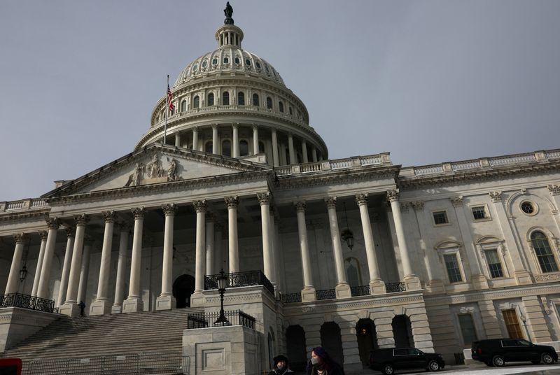 &copy; Reuters. يسيرون أمام مبنى الكابيتول الأمريكي في واشنطن يوم 18 يناير كانون الثاني 2024. تصوير: ليا ميليس- رويترز