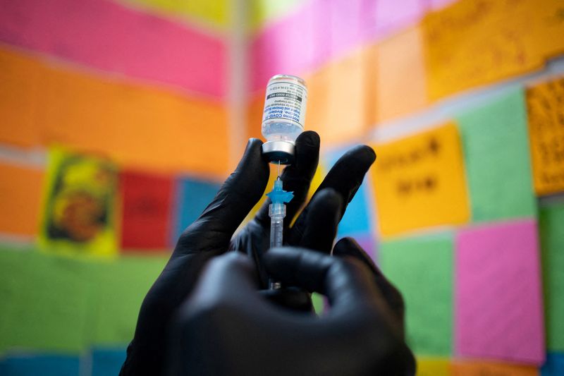 &copy; Reuters. FILE PHOTO: A doctor draws the Moderna coronavirus disease (COVID-19) booster vaccine  at a pharmacy in Schwenksville, Pennsylvania, U.S., September 8, 2022.  REUTERS/Hannah Beier/File Photo