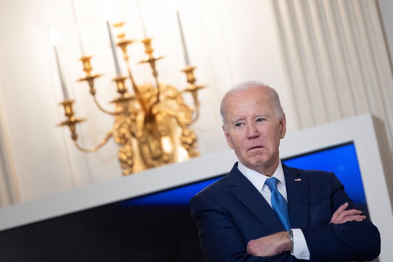 &copy; Reuters. U.S. President Joe Biden looks on before speaking during a roundtable discussion on public safety at the State Dining Room at the White House in Washington, U.S., February 28, 2024. REUTERS/Tom Brenner