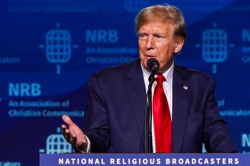 © Reuters. Former U.S. President and Republican presidential candidate Donald Trump addresses the 2024 National Religious Broadcasters Association International Christian Media Convention, as part of the NRB Presidential Forum in Nashville, Tennessee, U.S., February 22, 2024.  REUTERS/Seth Herald