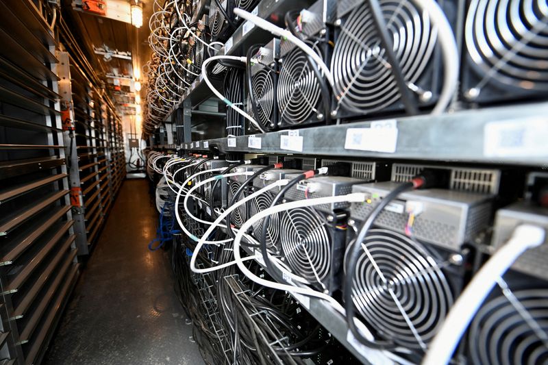 &copy; Reuters. FILE PHOTO: A bank of cryptocurrency miners operates at the Scrubgrass Plant in Kennerdale, Pennsylvania, U.S., March 8, 2022. Picture taken March 8, 2022.   REUTERS/Alan Freed/File Photo