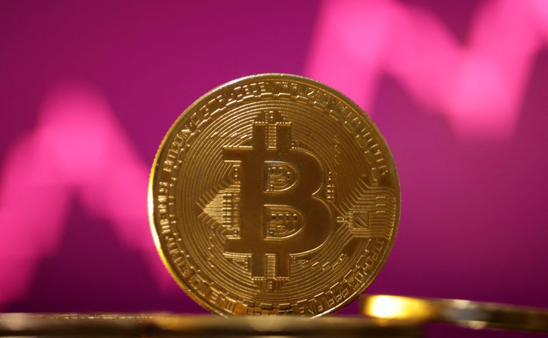 © Reuters. FILE PHOTO: Representation of the bitcoin cryptocurrency and a price chart are seen in this illustration taken October 24, 2023. REUTERS/Dado Ruvic/Illustration/File Photo