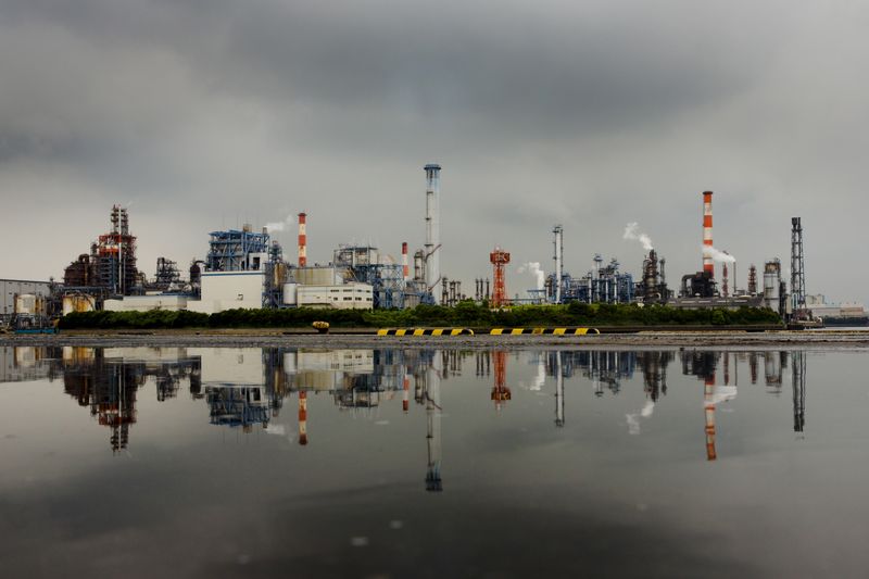 &copy; Reuters. FILE PHOTO: A petrochemical plant is reflected in a puddle at an industrial complex in Kawasaki near Tokyo August 31, 2015. REUTERS/Thomas Peter/File Photo