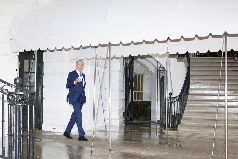 &copy; Reuters. الرئيس الأمريكي جو بايدن يتوجه من البيت الأبيض لإجراء فحص طبي روتيني في مركز والتر ريد العسكري الطبي في واشنطن يوم الأربعاء. تصوير: توم برين