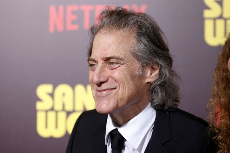 &copy; Reuters. O comediante Richard Lewis posa na estreia do filme original da Netflix "Sandy Wexler" em Los Angeles
06/04/2017
REUTERS/Danny Moloshok