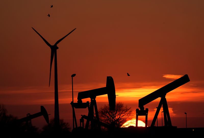 النفط يواصل الهبوط وسط مخاوف بشأن الطلب وأسعار الفائدة في أمريكا