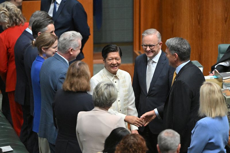 &copy; Reuters.     フィリピンのマルコス大統領（写真中央）は２９日、オーストラリア議会で演説し、いかなる外国勢力にも自国領域を「１平方インチ」たりとも奪わせず、主権を断固として守ると述べ